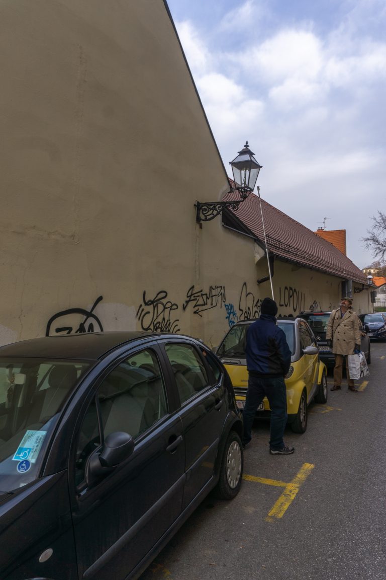 Nažigač pali plinsku svjetiljku u staroj jezgri Zagreba
